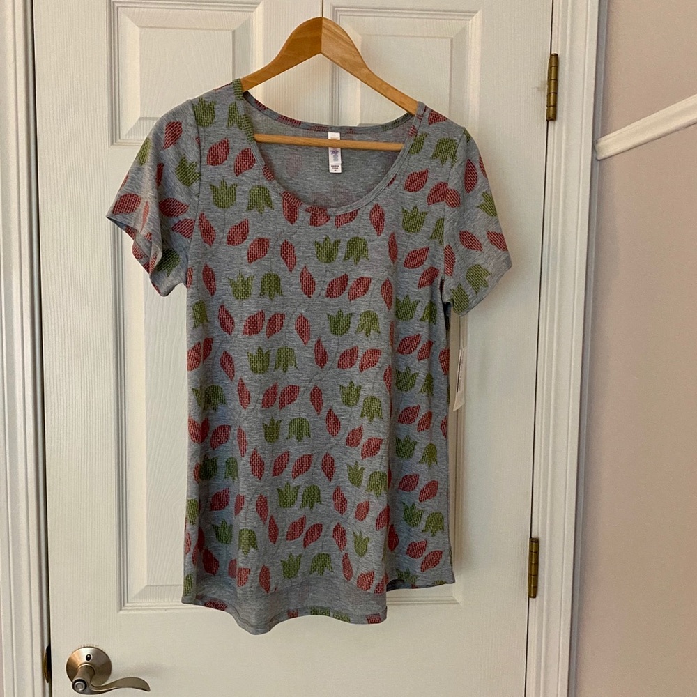 2/$15 🌸 LuLaRoe medium Classic tee tulips 🌷